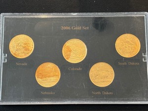 lot 35 image: 2006 Gold Set