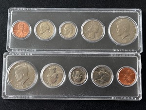 lot 98 image: 1989-D Mint Sets