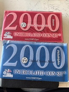 lot 124 image: 2000 P & D Mint Set
