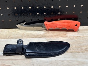 lot 8 image: Hunting Knife