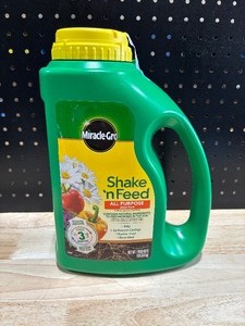 lot 17 image: Miracle Gro Shake and Feed