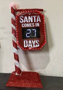 lot 653 image: Members Mark 5 Pre Lit Santa Countdown Sign 482 LED Lights