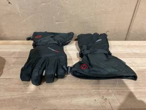 lot 395 image: Striker Predator Gloves