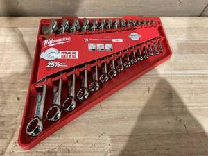 lot 410 image: Milwaukee 15 Pc SAE Combination Wrench Set