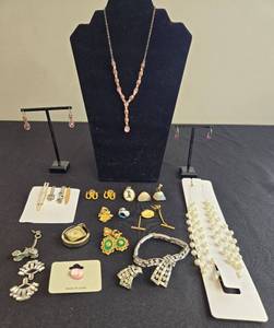 lot 15 image: Collection of Jewelry and Accessories Including Necklace, Bracelet, Earrings, Tie Clips & Cuff Links - display not inc
