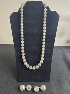 lot 24 image: Elegant Silver Tone Filigree Necklace & Earring Set - display not inc