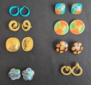 lot 39 image: Collection of Vintage Clip-On Earrings
