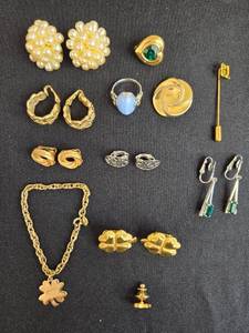 lot 41 image: Collection of Vintage Gold-Tone and Pearl Like Jewelry