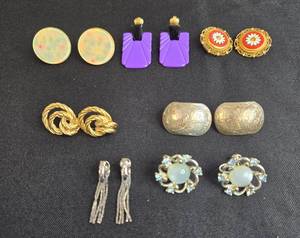 lot 43 image: Collection of Vintage Earrings