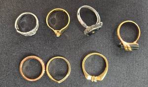 lot 46 image: Set of Avon and Vanderbilt Jewel Rings SZ 6 with Case