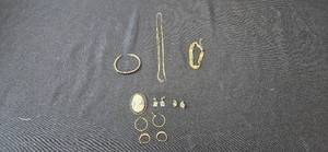 lot 53 image: Assorted Collection of Vintage Jewelry Pieces