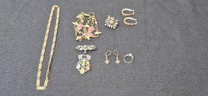 lot 56 image: Collection of Vintage Jewelry Featuring Necklace, Bracelet, Earrings, Brooch & Pendant - display not inc