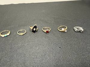 lot 126 image: Set of Avon Fashion Rings, Size 9
