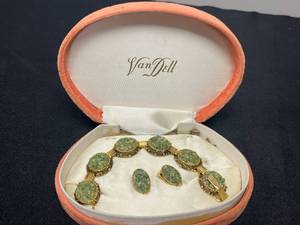 lot 128 image: Van Dell Vintage Jade Bracelet and Earrings Set in Original Box