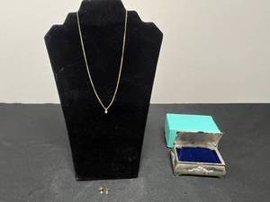 lot 129 image: Elegant Gold Tone Necklace and Earring Set with Silver Tone Jewelry Box - display not inc