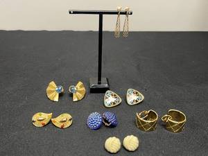 lot 136 image: Collection of Vintage Clip-On Earrings in Various Designs - display not inc