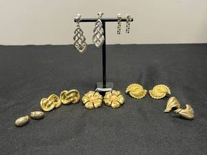 lot 138 image: Collection of Assorted Vintage Clip-On Earrings - Many Avon - display not inc