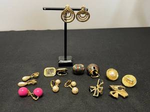 lot 147 image: Set of Avon Vintage Clip-On Earrings Assortment - display not inc