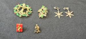 lot 93 image: Collection of Festive Christmas Brooches and Earrings