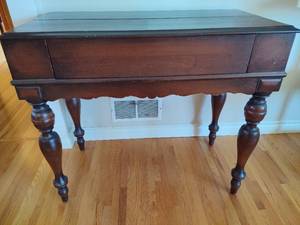 lot 19 image: Antique Wood Piano Desk
