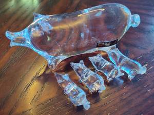 lot 21 image: Glass Pig and Piglets - Mantorp Sweden
