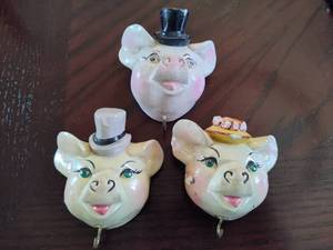lot 40 image: Vintage Hanging Chalkware Pigs