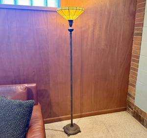 lot 6 image: Tiffany Inspired Floor Lamp