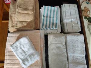 lot 85 image: New & Gently Used Kitchen & Bath Towels