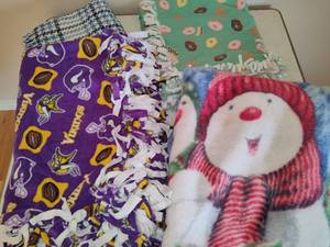 lot 86 image: Assorted Fleece & Throw Blankets