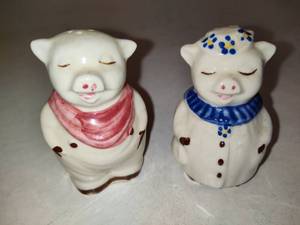 lot 39 image: Vintage Shawnee Pig Salt & Pepper Shakers