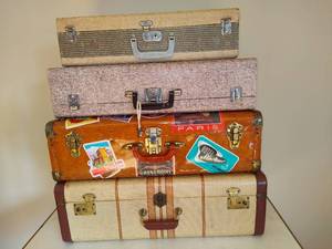 lot 48 image: Vintage Suitcases