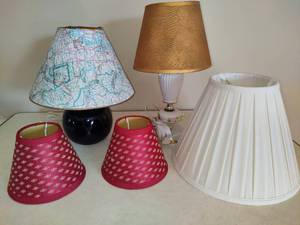 lot 80 image: Assorted Small Lamps & Lamp Shades