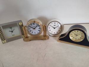lot 90 image: Howard Miller, Bulova & Baby Ben Desk Clock