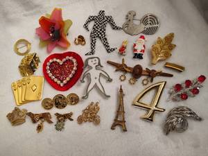 lot 109 image: Lot of Assorted Costume BroochesPins