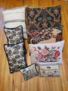 lot 128 image: Assorted Toss Pillows