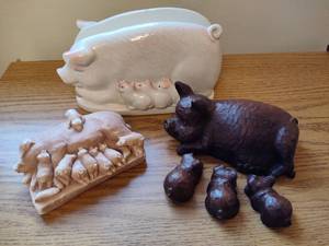 lot 119 image: Lot of Mama & Baby Piggies
