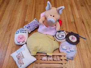 lot 120 image: Assorted Pig Decor