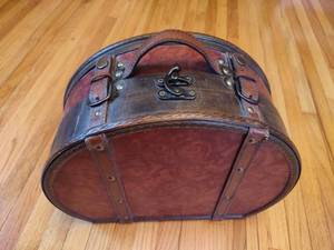 lot 114 image: Unique Retro Style Suitcase