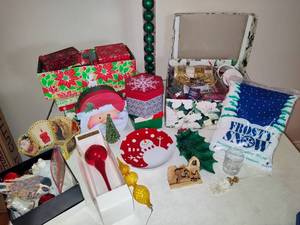 lot 175 image: Lot of Assorted Christmas Items