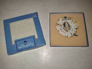 lot 173 image: Wedgewood White Jasper Wreath wGold Accents Ornament