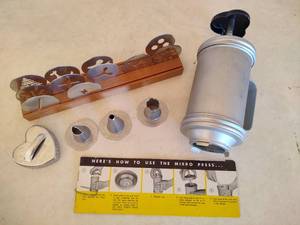 lot 68 image: Vintage Mirro Press Spritz Cookie Maker