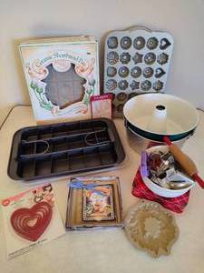 lot 72 image: Lot of Bundt Pans and Bakeware