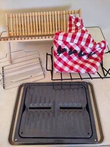 lot 156 image: Assorted Dishracks & Kitchen Apron