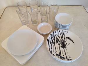 lot 158 image: Everyday Dinnerware - Assorted Styles & Sizes