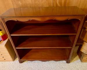 lot 234 image: Scalloped Three Shelf Bookcase
