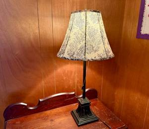 lot 218 image: Small Desk Lamp