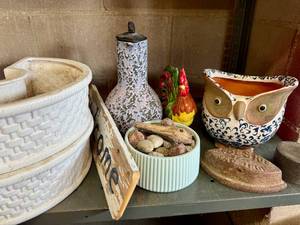 lot 195 image: Assorted Welcome, Owl & Rooster Home Decor & more