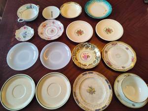 lot 243 image: Lot of Saucers & Tea Cups