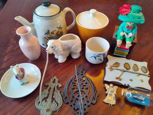 lot 244 image: Assorted Lot of Small Decor Items