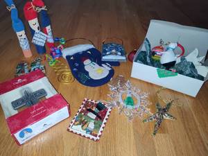 lot 267 image: Misc HolidayChristmas Decor